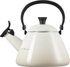 Le Creuset Fluitketel Kone - Meringue -Kookpot Serie Winkel 1200x1145 2