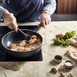 Demeyere Alu Classico 3 Wokpan – Inductie – Ceraforce Keramische Antikleeflaag – 28 Cm – PTFE En PFAS Vrij 12 Demeyere Alu Classico 3 Wokpan – Inductie – Ceraforce Keramische Antikleeflaag – 28 Cm – PTFE En PFAS Vrij -Kookpot Serie Winkel 1200x1200 1006