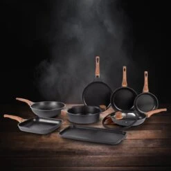 Rosmarino Black Line - Wokpan - Ø30cm - 100% PFAS & PFOA Vrij - Gegoten Aluminium - Non-stick Minerale Coating - Ergonomische Handgreep - Geschikt Voor Alle Warmtebronnen & Vaatwasser 24 Rosmarino Black Line - Wokpan - Ø30cm - 100% PFAS & PFOA Vrij - Gegoten Aluminium - Non-stick Minerale Coating - Ergonomische Handgreep - Geschikt Voor Alle Warmtebronnen & Vaatwasser -Kookpot Serie Winkel 1200x1200 1036