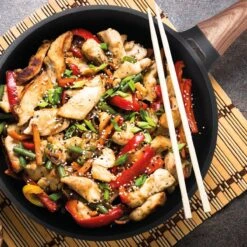 Rosmarino Black Line - Wokpan - Ø30cm - 100% PFAS & PFOA Vrij - Gegoten Aluminium - Non-stick Minerale Coating - Ergonomische Handgreep - Geschikt Voor Alle Warmtebronnen & Vaatwasser 27 Rosmarino Black Line - Wokpan - Ø30cm - 100% PFAS & PFOA Vrij - Gegoten Aluminium - Non-stick Minerale Coating - Ergonomische Handgreep - Geschikt Voor Alle Warmtebronnen & Vaatwasser -Kookpot Serie Winkel 1200x1200 1039