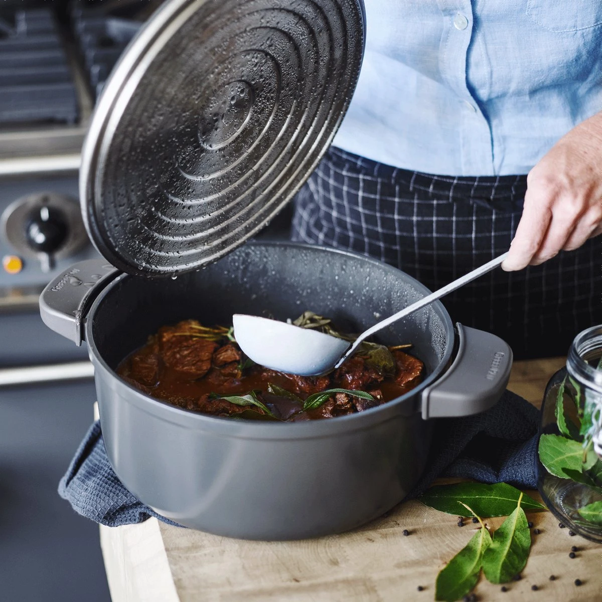 GreenPan Featherweights Braadpan 22cm - Zwart - Inductie - PFAS-vrij 4 GreenPan Featherweights Braadpan 22cm - Zwart - Inductie - PFAS-vrij - Afbeelding 2