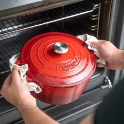 Nuovva Gietijzeren Braadpan Antiaanbaklaag Met Deksel - Sudderpan Rood - Rond - Ø24 Cm - 4.7 Liter - 100% PFAS & PFOA Vrij - Geschikt Voor Alle Warmtebronnen - Elektrisch - Gas - Halogeen - Inductie - Keramisch -Kookpot Serie Winkel 1200x1200 1472