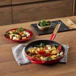 Le Creuset Koekenpan Signature Kersenrood - ø 28 Cm / 2.6 Liter - Geëmailleerde Anti-aanbaklaag -Kookpot Serie Winkel 1200x1200 478