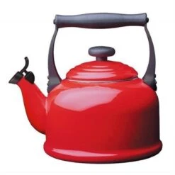 Le Creuset Tradition Fluitketel - 2.1 L - Kersenrood 8 Le Creuset Tradition Fluitketel - 2.1 L - Kersenrood -Kookpot Serie Winkel 1200x1200 795