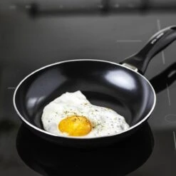 VitaVerde Expert Koekenpannenset Ø 24cm + Ø 28cm - Zwart - Inductie - PFAS-vrij 18 VitaVerde Expert Koekenpannenset Ø 24cm + Ø 28cm - Zwart - Inductie - PFAS-vrij -Kookpot Serie Winkel 1200x1200 85