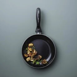 VitaVerde Expert Koekenpannenset Ø 24cm + Ø 28cm - Zwart - Inductie - PFAS-vrij 21 VitaVerde Expert Koekenpannenset Ø 24cm + Ø 28cm - Zwart - Inductie - PFAS-vrij -Kookpot Serie Winkel 1200x1200 87