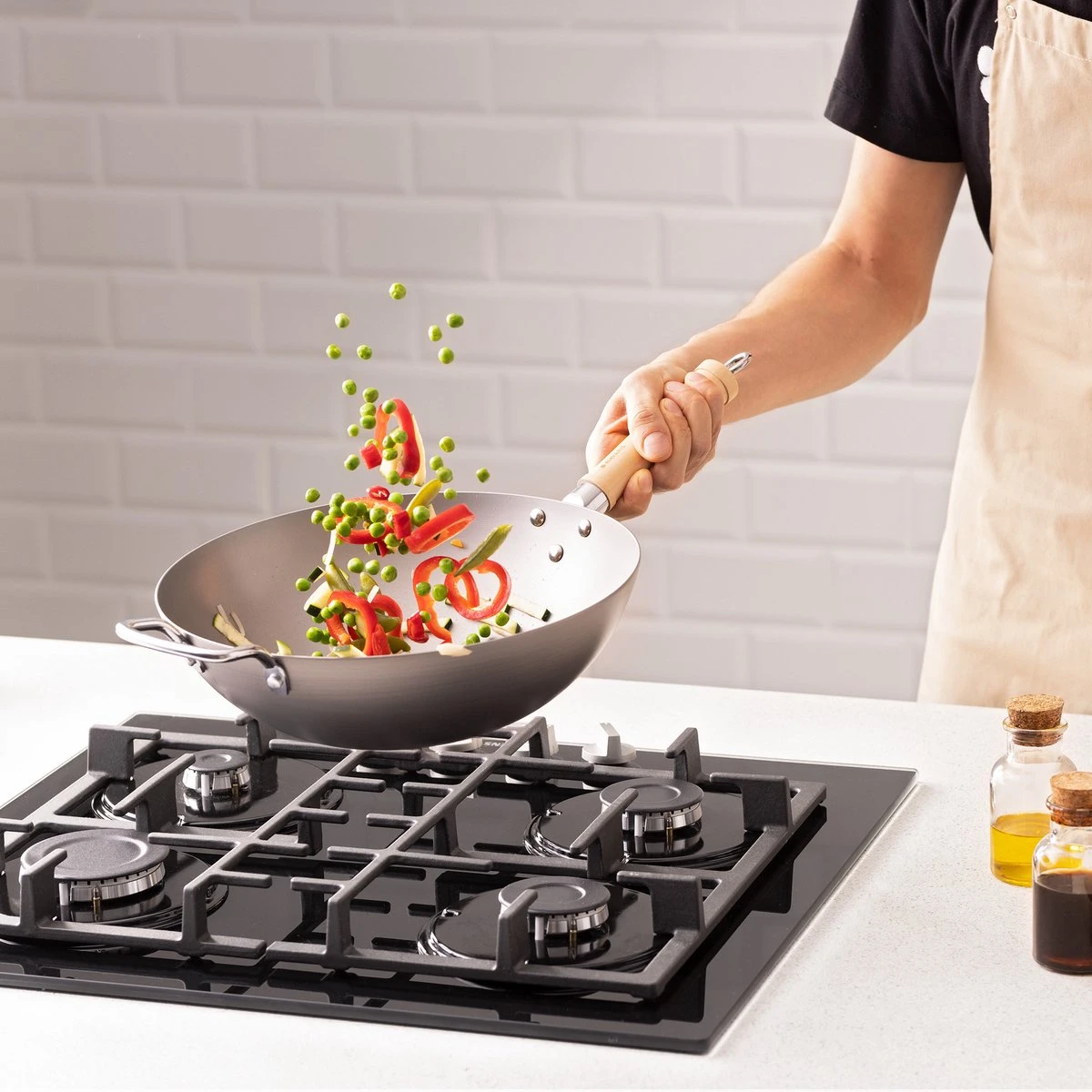 Navaris Grote Wokpan Geschikt Voor Inductie - Koolstofstalen Wok Met Twee Handvaten - Carbon Steel Wok 30 Cm Diameter - Voor Roerbak- En Wokgerechten 8 Navaris Grote Wokpan Geschikt Voor Inductie - Koolstofstalen Wok Met Twee Handvaten - Carbon Steel Wok 30 Cm Diameter - Voor Roerbak- En Wokgerechten - Afbeelding 6