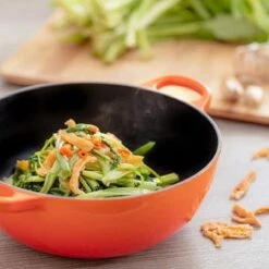 Le Creuset Wokpan / Balti Dish - Mat Zwart - ø 24 Cm / 2.7 Liter - Geëmailleerde Anti-aanbaklaag -Kookpot Serie Winkel 1200x1200 973