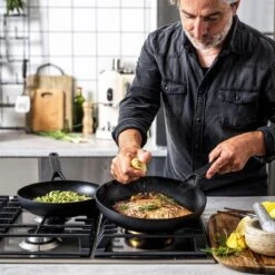 KitchenAid Classic Forged Aluminium Wok ø28cm - Zwart - Inductie - Anti-aanbak 26 KitchenAid Classic Forged Aluminium Wok ø28cm - Zwart - Inductie - Anti-aanbak -Kookpot Serie Winkel 1200x1200 983