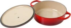 Le Creuset - Gietijzeren - Lage Braadpan - 24cm - Kersenrood -Kookpot Serie Winkel 1200x478 1