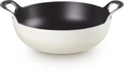 Le Creuset Gietijzeren Balti-pan In Meringue 24 Cm 2,7l -Kookpot Serie Winkel 1200x747 3