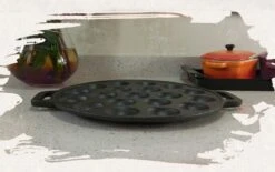 YUGN BLACK Poffertjespan Poffertjesmaker 6 Delige Set - 19 Poffertjes Incl Doseerfles Kwast Poffertjesvork Siliconen Ovenwanten - Platte Onderkant Poffertjespan Inductie Poffertjespan Elektrisch - Cadeau Tip -Kookpot Serie Winkel 1200x751 2