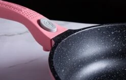 Royalty Line Inductie Pannenset - Luxe 14-delige Pannenset Marmeren Coating - Pannen Met Afneembare Handvaten - Oven-Ready - PFAS-Vrij - Voor Alle Warmtebronnen - Afneembare Koudgrepen - Antiaanbaklaag - Koekenpan Met Glazen Deksels - Roze -Kookpot Serie Winkel 1200x757 4