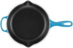 Le Creuset - Gietijzeren Ronde Skillet In Azure 23cm -Kookpot Serie Winkel 1200x798 2