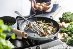 GreenPan Mayflower Koekenpannenset Ø 20cm + Ø 24cm + 1 Accessoire - Lichtblauw - Inductie - PFAS-vrij 25 GreenPan Mayflower Koekenpannenset Ø 20cm + Ø 24cm + 1 Accessoire - Lichtblauw - Inductie - PFAS-vrij -Kookpot Serie Winkel 1200x800 108