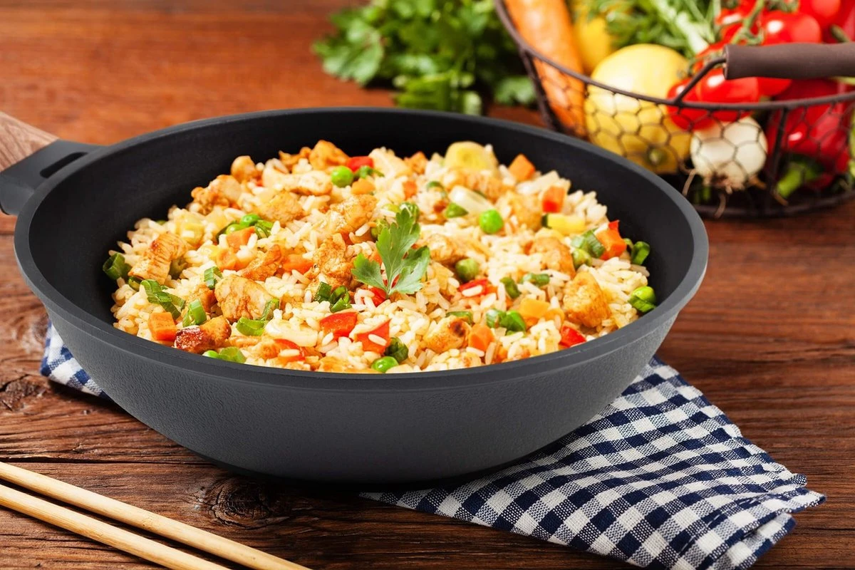 Rosmarino Black Line - Wokpan - Ø30cm - 100% PFAS & PFOA Vrij - Gegoten Aluminium - Non-stick Minerale Coating - Ergonomische Handgreep - Geschikt Voor Alle Warmtebronnen & Vaatwasser 7 Rosmarino Black Line - Wokpan - Ø30cm - 100% PFAS & PFOA Vrij - Gegoten Aluminium - Non-stick Minerale Coating - Ergonomische Handgreep - Geschikt Voor Alle Warmtebronnen & Vaatwasser - Afbeelding 5