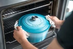 Nuovva Gietijzeren Braadpan Antiaanbaklaag Met Deksel - Sudderpan Blauw - Rond - Ø24 Cm - 4,7 Liter - 100% PFAS & PFOA Vrij - Geschikt Voor Alle Warmtebronnen - Elektrisch - Gas - Halogeen - Inductie – Keramisch -Kookpot Serie Winkel 1200x800 239