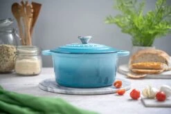 Nuovva Gietijzeren Braadpan Antiaanbaklaag Met Deksel - Sudderpan Blauw - Rond - Ø24 Cm - 4,7 Liter - 100% PFAS & PFOA Vrij - Geschikt Voor Alle Warmtebronnen - Elektrisch - Gas - Halogeen - Inductie – Keramisch -Kookpot Serie Winkel 1200x800 240