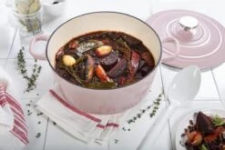 BK Bourgogne Braadpan Ø 24 Cm - Roze - Gietijzer - Inductie -Kookpot Serie Winkel 1200x800 247