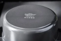 GreenPan Featherweights Braadpan 22cm - Zwart - Inductie - PFAS-vrij 17 GreenPan Featherweights Braadpan 22cm - Zwart - Inductie - PFAS-vrij -Kookpot Serie Winkel 1200x823 7