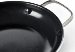 Dagelijkse Kost Door Jeroen Meus - Koekenpan ø24cm - Inductie - Anti-aanbak - PFAS-vrij 13 Dagelijkse Kost Door Jeroen Meus - Koekenpan ø24cm - Inductie - Anti-aanbak - PFAS-vrij -Kookpot Serie Winkel 1200x839