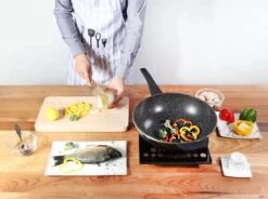 Cheffinger Wokpan Met Deksel - 32cm - Zwart - Pan - Keukenaccessoires -Kookpot Serie Winkel 1200x892