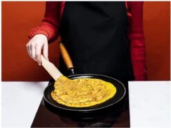 Staub Flensjespan - Houten Steel - 28 Cm - Zwart -Kookpot Serie Winkel 1200x899 34