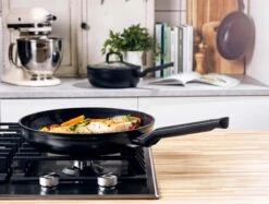 BK Easy Induction Ceramic Koekenpannenset Ø 24 + Ø 28 Cm - Inductie - PFAS-vrij 21 BK Easy Induction Ceramic Koekenpannenset Ø 24 + Ø 28 Cm - Inductie - PFAS-vrij -Kookpot Serie Winkel 1200x907 3