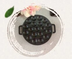 YUGN BLACK Poffertjespan Poffertjesmaker 6 Delige Set - 19 Poffertjes Incl Doseerfles Kwast Poffertjesvork Siliconen Ovenwanten - Platte Onderkant Poffertjespan Inductie Poffertjespan Elektrisch - Cadeau Tip -Kookpot Serie Winkel 1200x993 3