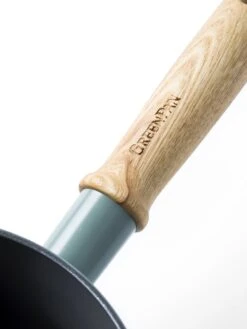 GreenPan Mayflower Koekenpannenset Ø 20cm + Ø 24cm + 1 Accessoire - Lichtblauw - Inductie - PFAS-vrij 23 GreenPan Mayflower Koekenpannenset Ø 20cm + Ø 24cm + 1 Accessoire - Lichtblauw - Inductie - PFAS-vrij -Kookpot Serie Winkel 900x1200 3